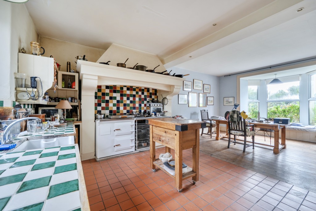 Lot: 47812 - FORMER CAPTAINS HOUSE PLUS THREE-BEDROOM BUNGALOW SET IN OVER 8.5 ACRES OF LAND WITH COUNTRYSIDE AND SEA VIEWS - Kitchen dining room